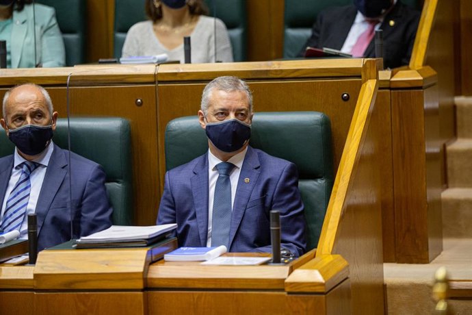 El lehendaki Iñigo Urkullu (d), sentado en su escaño del Parlamento Vasco durante el pleno en el que renovará su cargo de por tercer mandato consecutivo, en Vitoria-Gasteiz, Álava, Euskadi (España), a 3 de septiembre de 2020. 