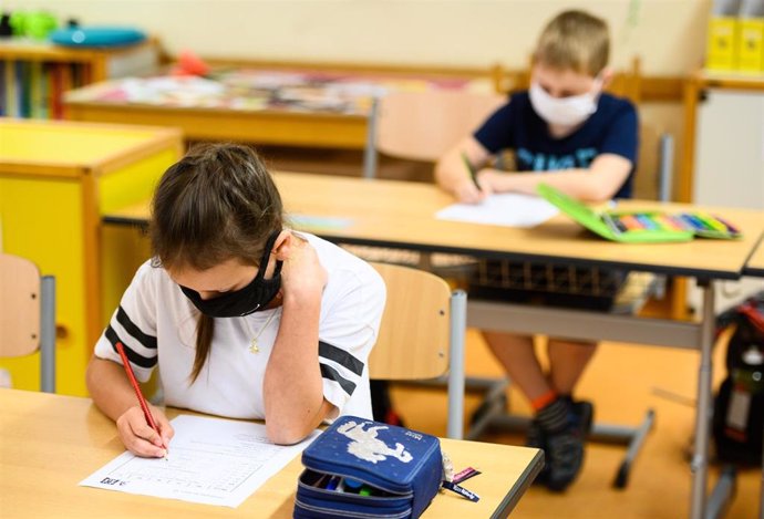 Alumnos con mascarilla en una escuela de Alemania