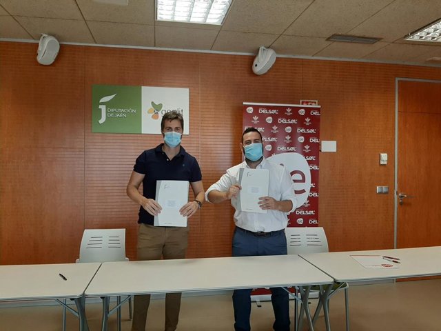 Firma del convenio entre la Diputación de Jaén y AJE