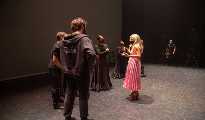 La consejera de Cultura, Patricia del Pozo, durante los ensayos del Ballet Flamenco de Andalucía en el Teatro Central.