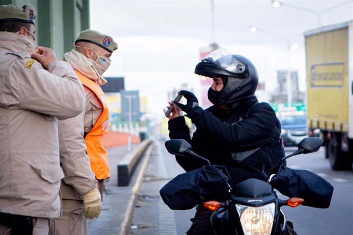 Un policía comprueba el permiso de un motorista en Buenas Aires