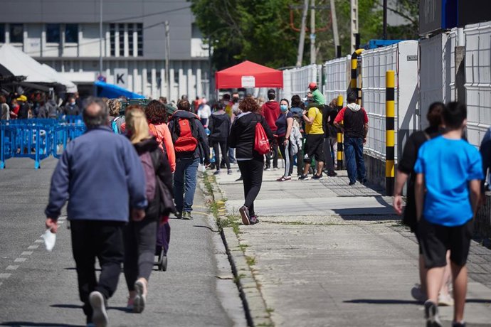 Varias personas aguardan en cola para poder entrar en el mercadillo de Pamplona el primer dia de retorno de apertura