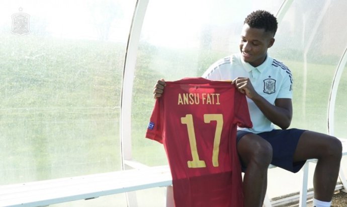 Ansu Fati posa con la camiseta de su debut con la selección española absoluta