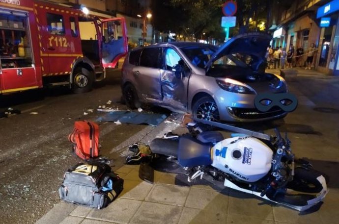 Estado en el que quedaron la moto y el vehículo tras la colisión.
