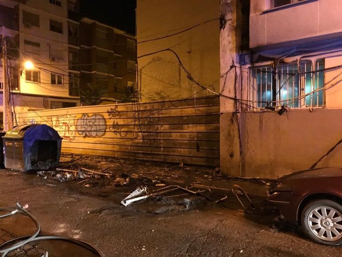 La quema de contenedores en Torrero y San José provocan daños en una fachada y varios coches.