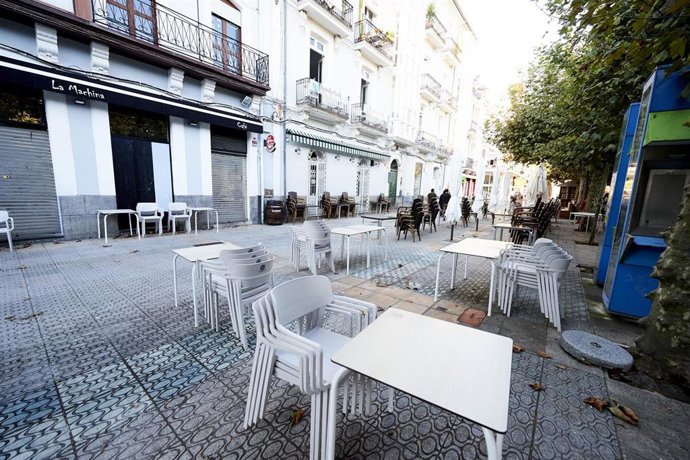 Terrazas recogidas durante el primer día de confinamiento relativo en el municipio de Santoña, Cantabria (España), a 3 de septiembre de 2020. Ante la evolución epidemiológica del coronavirus en la localidad cántabra la Consejería de Sanidad determinó de
