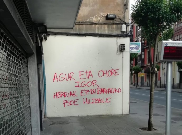 Ataque con piintadas aparecidas en la sede del PSE en Bizkaia