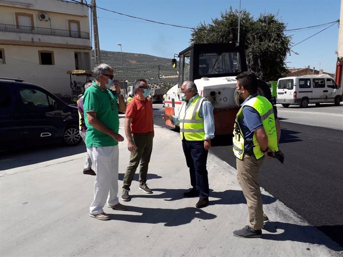 Jesús Estrella visita obras para mejorar la seguridad vial en la travesía de Santo Tomé