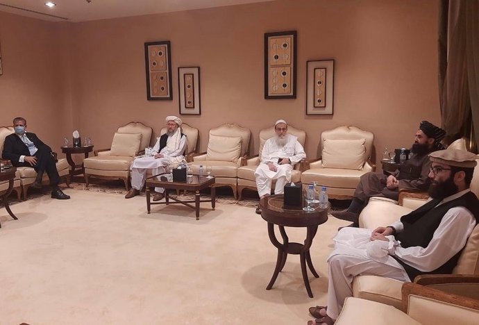 Reunión de altos cargos talibán afganos con el representante civil de la OTAN en Afganistán