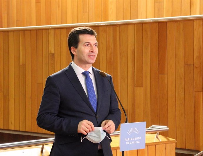 El líder del PSdeG, Gonzalo Caballero, en una imagen de archivo dando declaraciones en el Parlamento