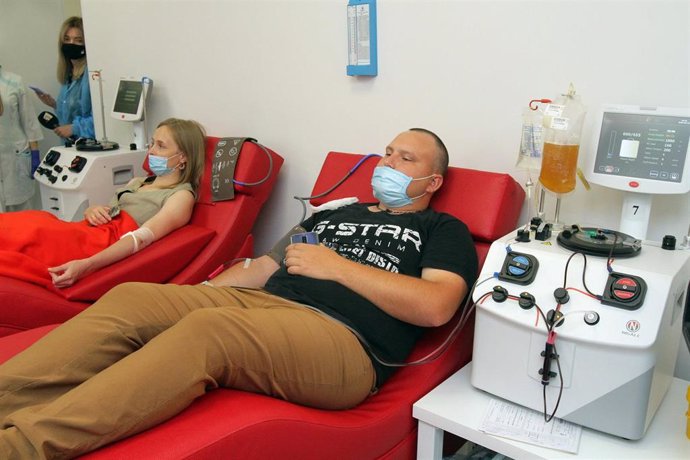 Pacientes que han superado el coronavirus donan plasma en Ucrania