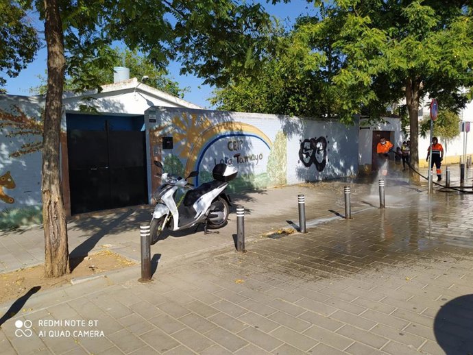 Labores de desinfección en los aledaños de un colegio