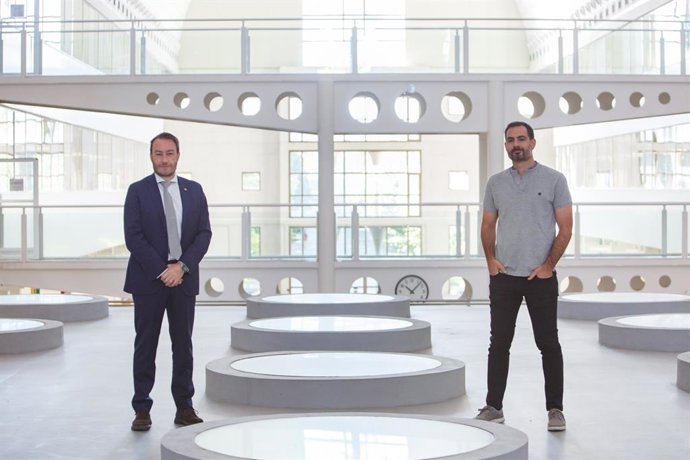 El investigador Iñigo Liberal y el rector de la Universidad y codirector de su tesis doctoral, Ramón Gonzalo García