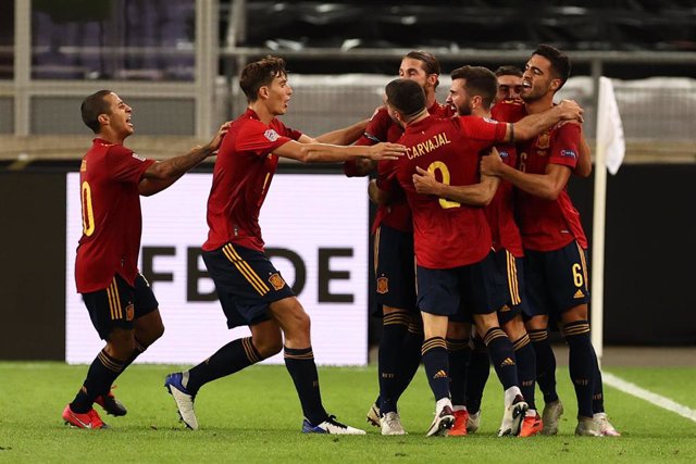 La selección española celebra el gol ante Alemania logrado por Gayá