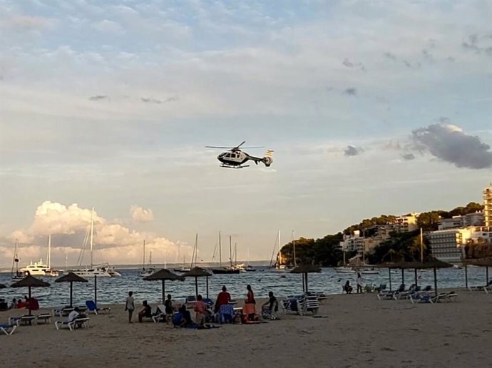 Un helicóptero de la Policía Nacional controla una playa de Baleares