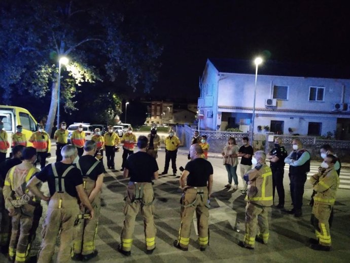 El Sem y los equipos de emergencia durante la operación en el incendio en Palau-solit i Plegamans (Barcelona).