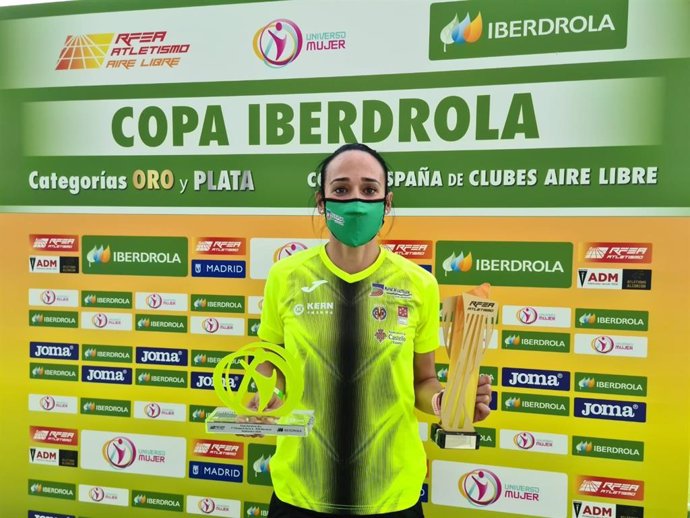 La atleta española Patricia Sarrapio levanta la Copa Iberdrola-Copa de España de Clubes