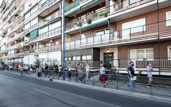 Varios docentes y personal administrativo hacen colas en las inmediaciones del IES María Zambrano para realizar los test serológicos del coronavirus en Leganés (Madrid), a 4 de septiembre de 2020. 