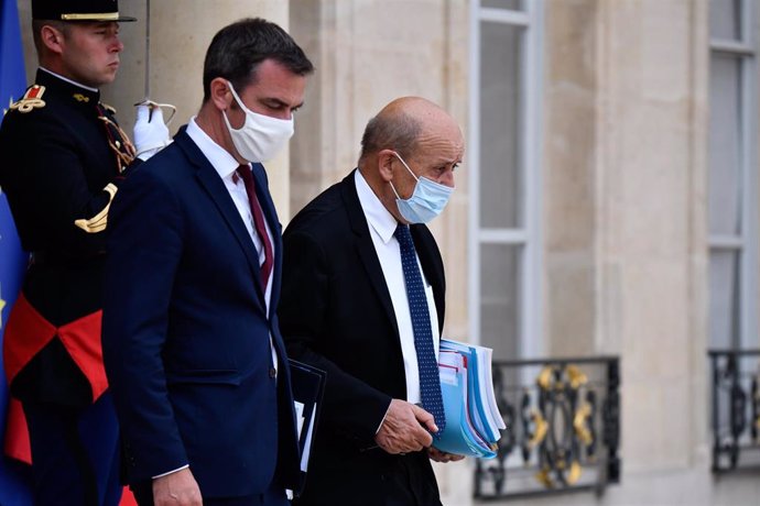 El ministro de Asuntos Exteriores francés, Jean-Yves Le Drian, y el ministro de Sanidad francés, Olivier Veranen París