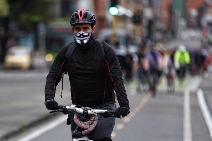 Un ciclista con mascarilla por el coronavirus en Bogotá. 