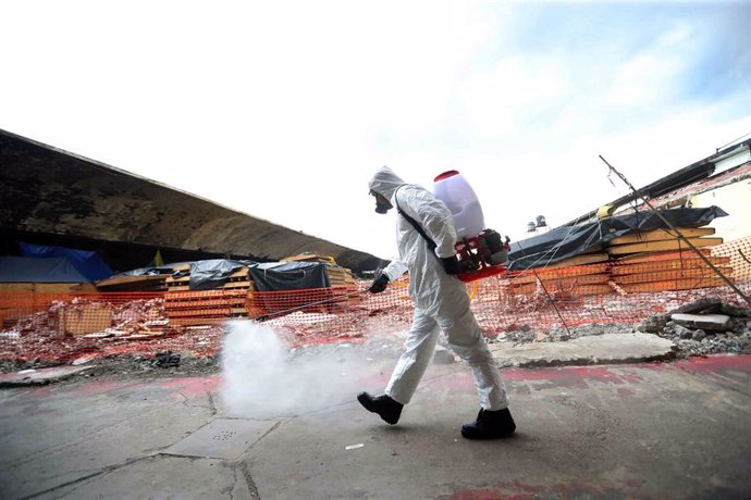 Un trabajador desinfecta un mercado en Ciudad de México por el coronavirus. 