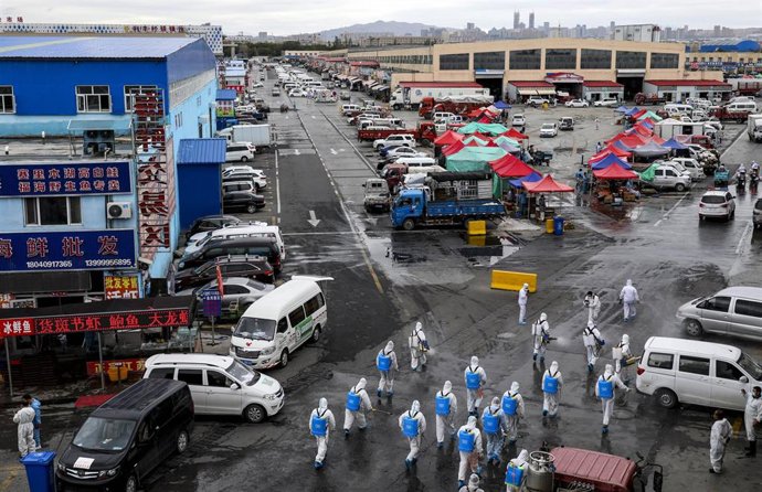 Trabajadores desinfectan las calles en China por el coronavirus. 