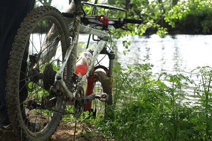Una bicicleta de montaña en un sendero junto al lago de Alqueva.