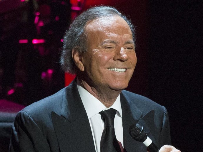 Julio Iglesias performs live on stage at the Royal Albert Hall on May 13, 2014 in London, England.
