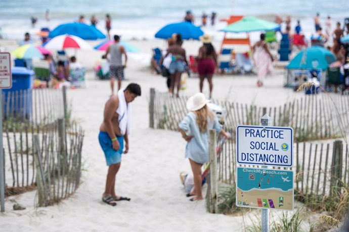 Cartel a favor del distanciamiento en una playa de Carolina del Sur