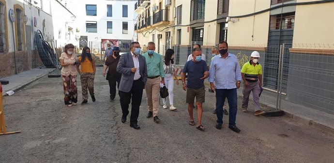 El delegado del distrito Casco Antigua, Juan Carlos Cabrera, visita la calle Becas