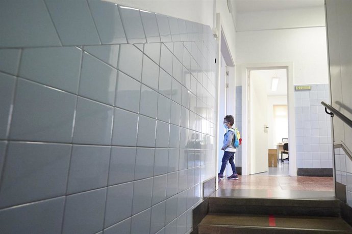 Un niño entra en clase el Colegio Público Víctor Pradera en el primer día de colegio del curso escolar 2020-2021en Pamplona, Navarra 