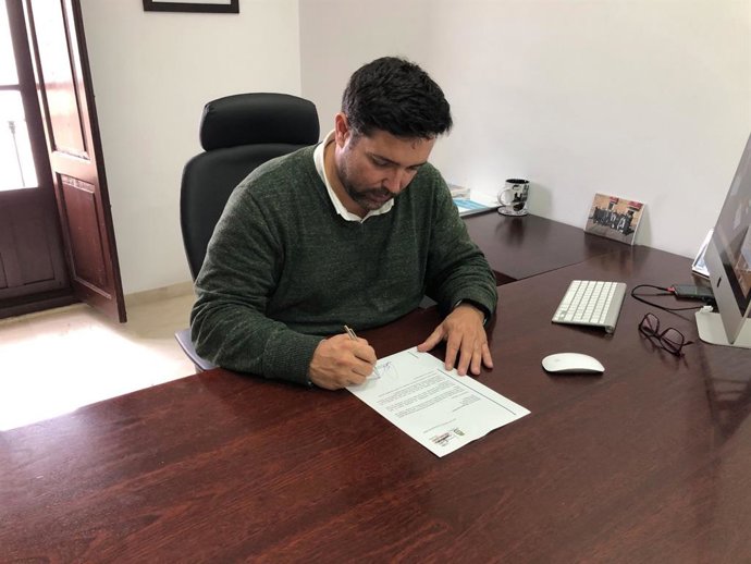 El alcalde de Lora con su carta al Ministerio