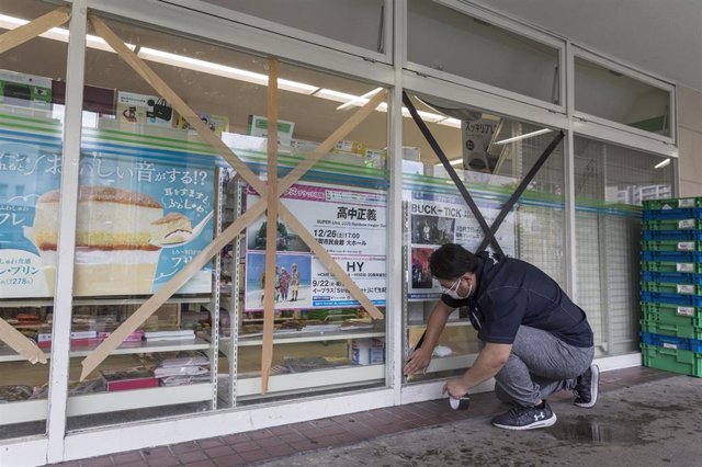 Japón se prepara para la llegada del tifón 'Haishen'