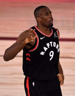 El ala-pívot de Toronto Raptors Serge Ibaka