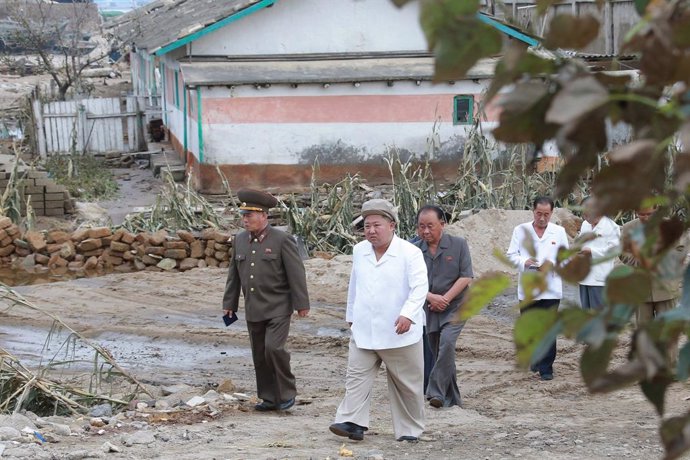 Corea.- Kim Jong Un visita las zonas afectadas por el tifón tras "castigar" a lo