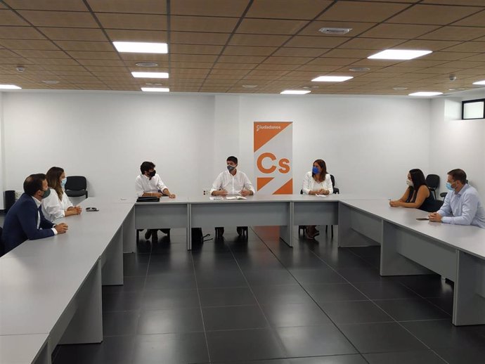 El portavoz de Ciudadanos en Andalucía y vicepresidente de la Junta de Andalucía, Juan Marín, en una reunión en Algeciras (Cádiz) con diversos cargos del partido en la provincia
