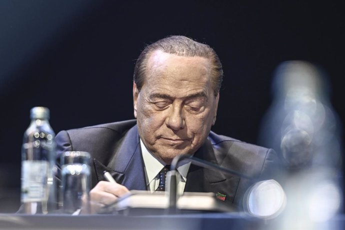 Coronavirus.- Berlusconi entra en una "fase delicada", aunque responde bien al t