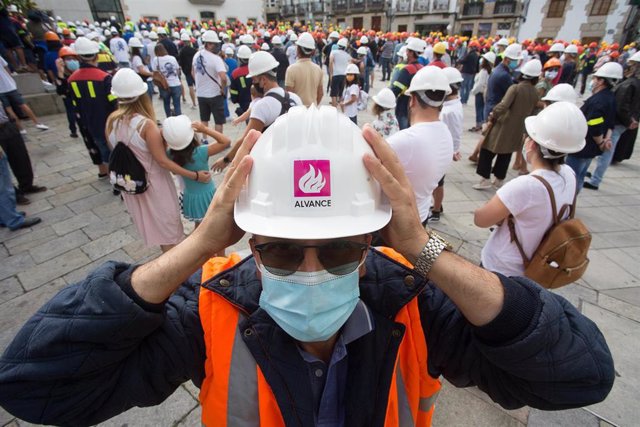 Asistentes a la concentración de los trabajadores de Alcoa en San Cibrao en Viveiro se colocan cascos de GFG Alliance, propietarios de Liberty, con quién los dueños de la planta se encuentran en proceso de negociación para su venta
