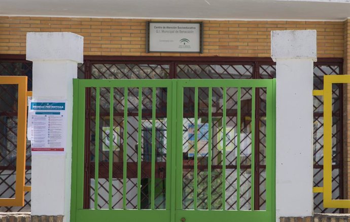 Fachada de la escuela infantil cerrada por el positivo en Covid-19 de la directora. En Benacazón (Sevilla, Andalucía, España), a 04 de septiembre de 2020.