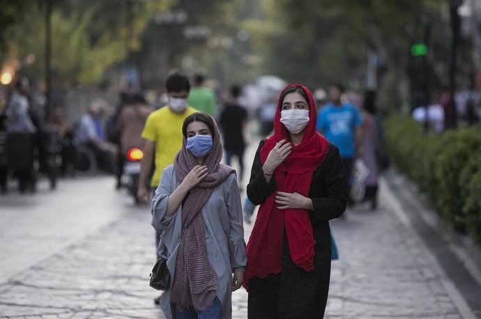 Mujeres con mascarilla en Rasht, Irán
