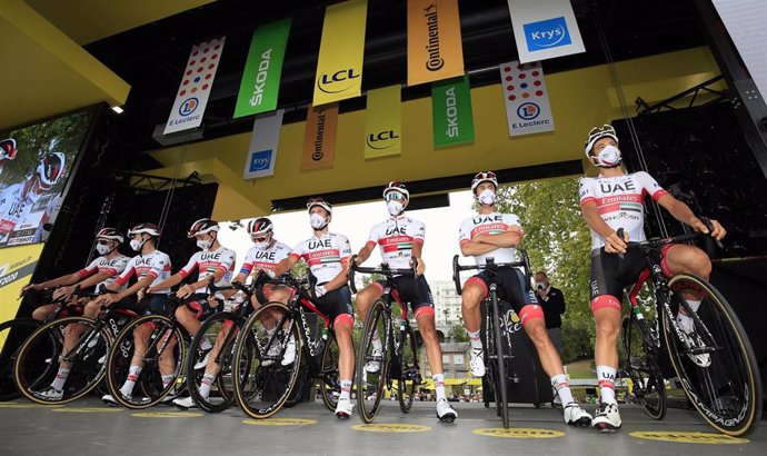 Corredores del UAE Team Emirates antes de la novena etapa del Tour de Francia