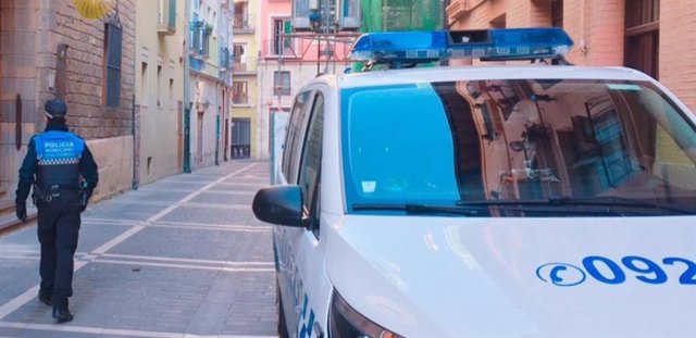 Un agente de Policía Municipal en una calle de Pamplona