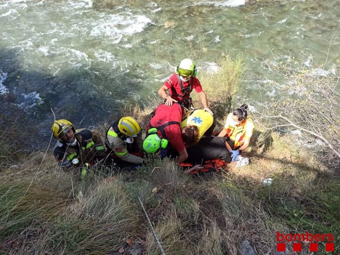 Una mujer rescatada tras ceder la barandilla de un  puente en Rialp (Girona) sobre el río Noguera Pallaresa.