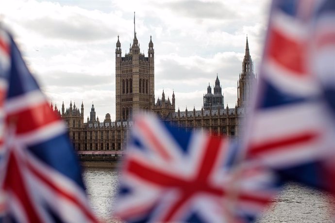 Banderes britniques enfront del Parlament de Londres