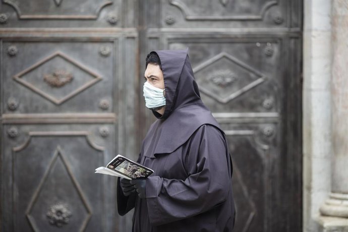 Un sacerdote cristiano con mascarilla en Jerusalén