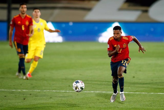 Ansu Fati corre a por un balón durante la segunda parte del España-Ucrania de la Liga de Naciones