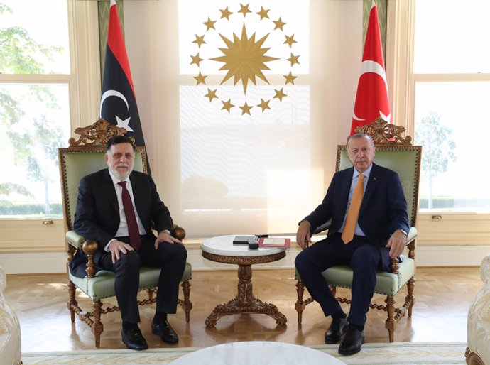 El presidente turco, Recep Tayyip Erdogan se reúne con el primer ministro del Gobierno de Unidad Nacional de Libia, Fayez al Serraj, en Estambul.