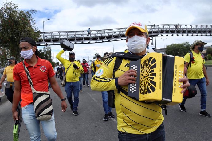 Músicos protestan en Bogotá con mascarillas por el coronavirus. 