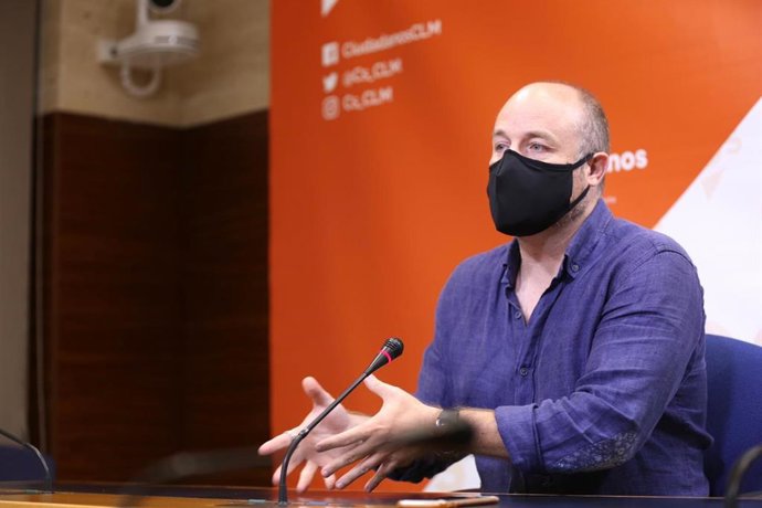El presidente del Grupo Parlamentario Cs en las Cortes de C-LM, Alejandro Ruiz, en rueda de prensa