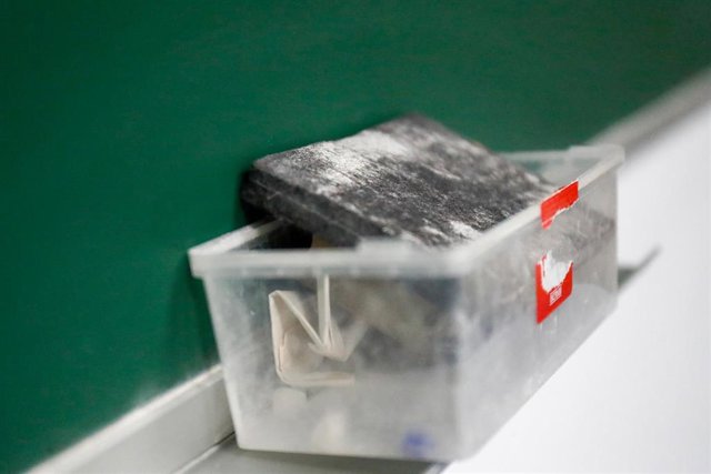 Borrador de pizarra en el interior de un aula de un colegio (archivo)